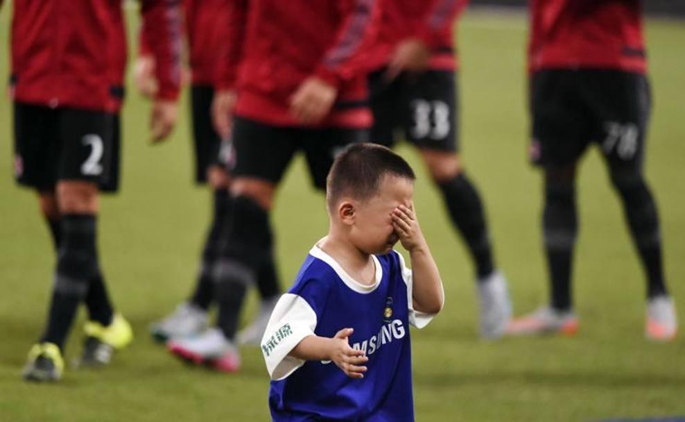 Sta per cominciare la partita, ma un baby fan non sembra esserne felice. AFP